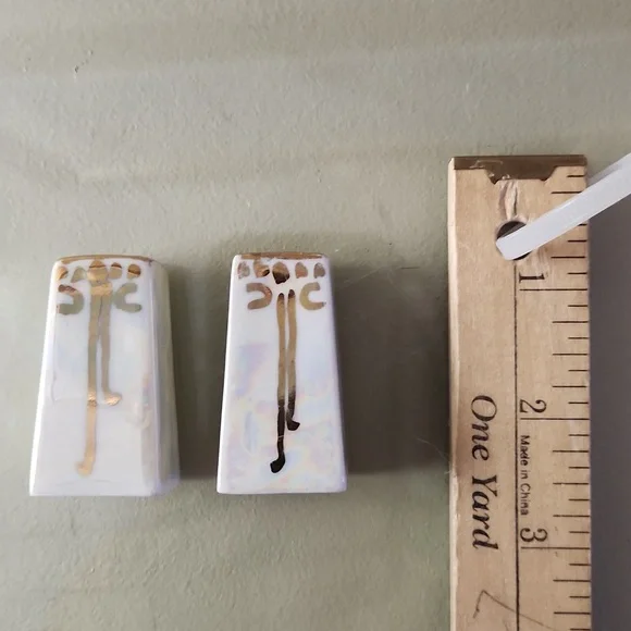 Pair of Antique salt and pepper shakers. - Picture 2 of 8